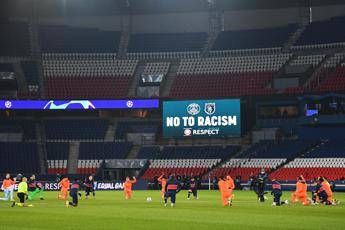 Psg-Basaksehir, giocatori e arbitri in ginocchio contro razzismo