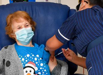 Prima donna vaccinata in Gb, ora spopola la maglia col pinguino