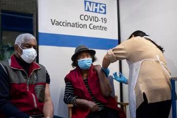 Covid Gb, allerta su vaccini: Stop per chi ha reazioni allergiche Covid Gb, allerta su vaccini: Stop per chi ha reazioni allergiche