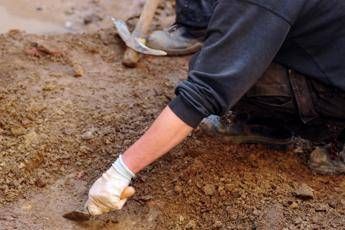 Scoperta in Francia, anche i Neanderthal seppellivano i loro morti Scoperta in Francia, anche i Neanderthal seppellivano i loro morti