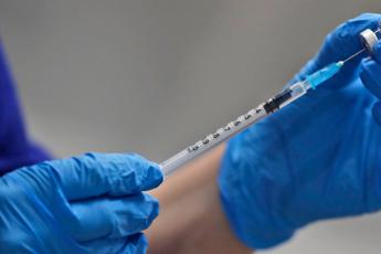 Vaccino Covid, reazione in Alaska: Dotarsi di farmaci antiallergici