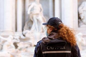 Roma, folla alla Fontana di Trevi: area chiusa