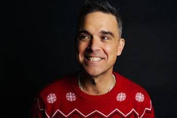 Robbie Williams si trasforma in Boris Johnson Robbie Williams si trasforma in Boris Johnson