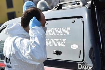 Corpi in valigia a Firenze, l'autopsia: donna massacrata di botte e soffocata Corpi in valigia a Firenze, l'autopsia: donna massacrata di botte e soffocata