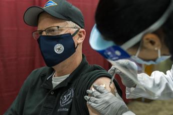 Covid Usa, segretario Difesa si fa vaccinare in pubblico