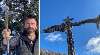 Coronavirus: performance artista valdostano, Piccozza Libertà montagna davanti Parlamento Coronavirus: performance artista valdostano, Piccozza Libertà montagna davanti Parlamento