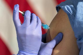 Vaccino Covid in Italia, prima dose a infermiera di 29 anni
