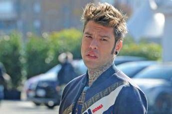 Codacons denuncia Fedez: Beneficenza per marketing, pubblicità occulta ad auto Codacons denuncia Fedez: Beneficenza per marketing, pubblicità occulta ad auto