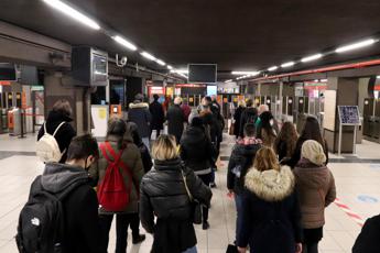 Milano, sovraffollamento e tornelli metro chiusi: passeggeri scavalcano