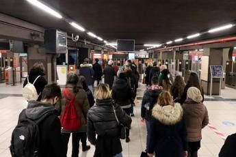 Milano, sovraffollamento e tornelli metro chiusi: passeggeri scavalcano Milano, sovraffollamento e tornelli metro chiusi: passeggeri scavalcano