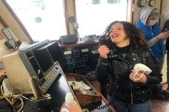 Amore mio ti aspetto a casa, la telefonata tra il pescatore di Mazara e la moglie Amore mio ti aspetto a casa, la telefonata tra il pescatore di Mazara e la moglie