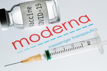 Vaccino Moderna oggi a Fauci e sanitari in prima linea