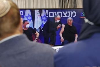Covid Israele, Netanyahu si vaccina in diretta tv