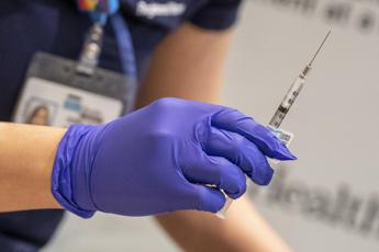 Vaccino Covid, Ema: Efficace per un anno come antinfluenzale