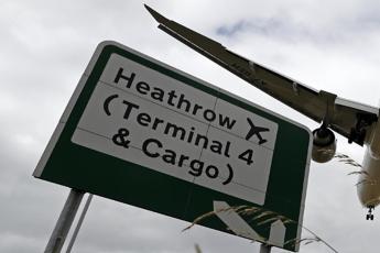 Nuova variante Covid, Gb isolata: caos a Heathrow e stop voli