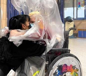 Covid, al San Raffaele Roma una tenda per riabbracciare mamma e papà Covid, al San Raffaele Roma una tenda per riabbracciare mamma e papà