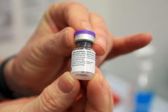 Vaccino Pfizer, Aifa: 6 dosi in ogni fiala di Comirnaty