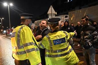 Variante Covid, scontri tra camionisti e polizia al porto di Dover