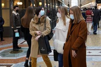 Variante Covid più contagiosa per i giovani? Cosa dicono gli esperti Variante Covid più contagiosa per i giovani? Cosa dicono gli esperti