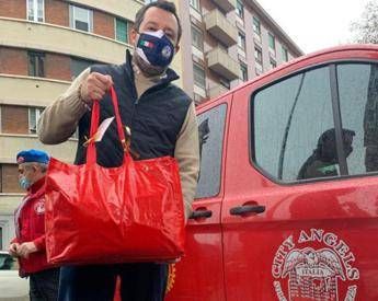 Natale, Salvini distribuisce doni con City Angels: Per vaccino precedenza a disabili Natale, Salvini distribuisce doni con City Angels: Per vaccino precedenza a disabili