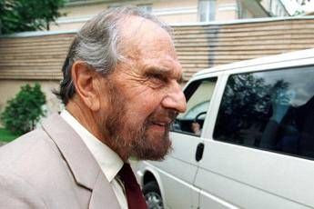 Morto lo 007 George Blake, spia Gb che informava Mosca: aveva 98 anni Morto lo 007 George Blake, spia Gb che informava Mosca: aveva 98 anni