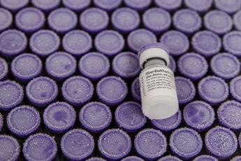 Vaccino Pfizer, Ue acquista altre 300 milioni di dosi