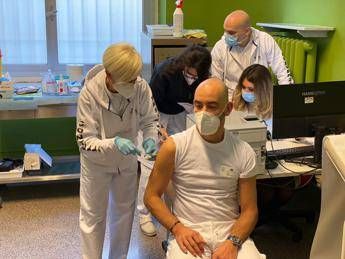 Bassetti: Insulti e minacce da no-vax, tempi bui per Italia Bassetti: Insulti e minacce da no-vax, tempi bui per Italia