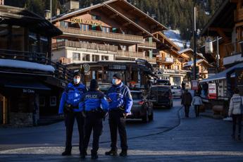 Covid, centinaia di turisti Gb in fuga da quarantena in Svizzera