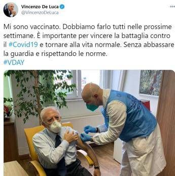 Covid, De Luca: "Ho fatto vaccino". de Magistris e Salvini attaccano