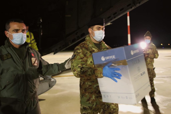Atterrato a Palermo carico di vaccini, consegnato a Esercito