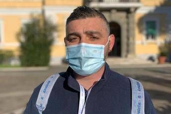 Covid, primo vaccinato d'Italia: No vax sbagliano, contento di essere cavia Covid, primo vaccinato d'Italia: No vax sbagliano, contento di essere cavia
