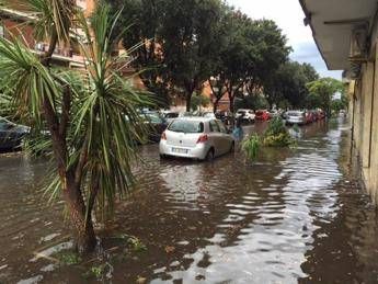 Maltempo Ostia, evacuata area idroscalo Maltempo Ostia, evacuata area idroscalo