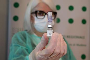 Vaccino covid, Crisanti: Variante inglese pesa su immunità di gregge