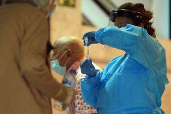 Vaccino covid, infermiera positiva in Spagna non è stata vaccinata Vaccino covid, infermiera positiva in Spagna non è stata vaccinata