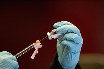 Covid, Sileri: Se tra 10 giorni non crescono vaccinazioni occorre intervenire