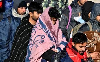 Migranti, 3mila al gelo in Bosnia. Unhcr: Rischiano di morire Migranti, 3mila al gelo in Bosnia. Unhcr: Rischiano di morire