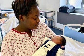 Toti posta foto neonata in Liguria, insulti razzisti e scontro con Lega Toti posta foto neonata in Liguria, insulti razzisti e scontro con Lega