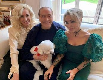 Capodanno, gli auguri di Berlusconi con la figlia Marina e la compagna Capodanno, gli auguri di Berlusconi con la figlia Marina e la compagna