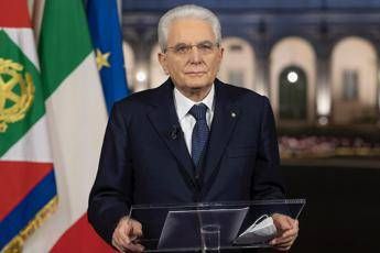 Mattarella e il discorso in piedi: telespettatori sorpresi, ecco le risposte