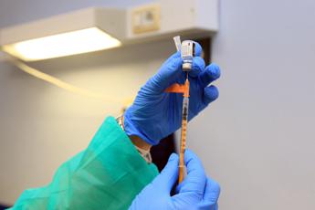 Vaccino Covid, Aifa: Finora reazioni avverse minime