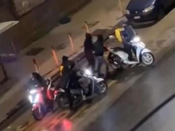 Napoli, rider picchiato: gli rubano lo scooter - Video