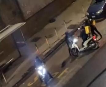 Rider rapinato a Napoli, fermati aggressori e scooter recuperato