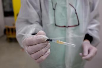 Vaccino Covid, Bassetti: Aprire anche a laboratori privati