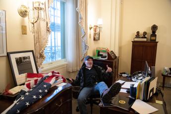 Fan di Trump con i piedi su scrivania Pelosi: Non ci ritireremo