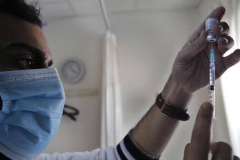 Covid, in Italia vaccinate oltre 322mila persone: prima in Ue