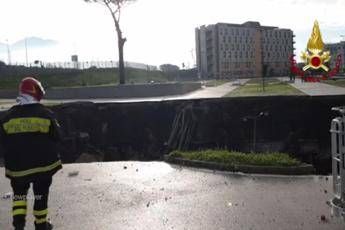 Napoli, enorme voragine nel parcheggio dell'Ospedale del Mare Napoli, enorme voragine nel parcheggio dell'Ospedale del Mare
