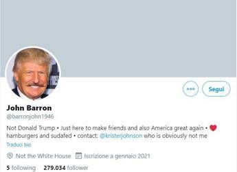 Trump bannato da Twitter, 'torna' con baffi finti e occhiali