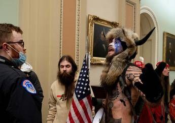 Assalto Capitol Hill, chi è Jake Angeli: lo 'sciamano' che ha guidato la rivolta Assalto Capitol Hill, chi è Jake Angeli: lo 'sciamano' che ha guidato la rivolta
