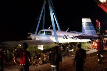 Andria, aereo da turismo finisce fuori pista: feriti i due passeggeri Andria, aereo da turismo finisce fuori pista: feriti i due passeggeri
