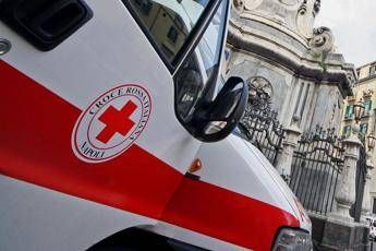 Raccoglie petardo, 12enne perde 3 dita Raccoglie petardo, 12enne perde 3 dita